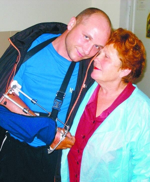 Михайло Довбуш із матір’ю Ніною Олександрівною у травматологічному відділенні у Вінниці. Його права рука в апараті Єлізарова. Після того, як спаде набряк, робитимуть операцію