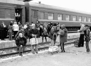 Пасажири виходять з потяга Умань–Харків на залізничній станції в Умані. Ним їздять багато дачників
