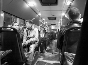 Львів’яни їдуть автобусом №1 центром міста у п’ятницю, 21 жовтня, о 00.05. У просторому салоні семеро пасажирів 