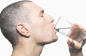 Гіпертонікам потрібно пити достатньо води. Інакше капіляри серця та мозку закриваються, тиск підвищується