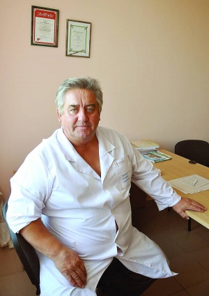 Василь Кордяк у своєму кабінеті у відділенні хірургії органів травлення Рівненської обласної лікарні. Має 34 роки стажу