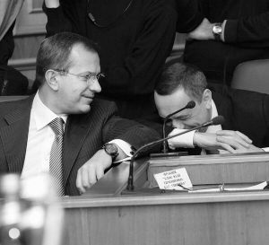 Лідер фракції блоку НУ-НС Микола Мартиненко (праворуч) сміється під час засідання Погоджувальної ради 31 жовтня. Поруч посміхається перший віце-прем’єр Андрій Клюєв