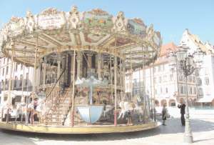 У центрі швейцарського міста Берн стоїть дитячий атракціон-карусель. Покататися коштує євро