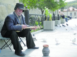 Музикант Міхель Гонашвілі грає на чіанурі біля собору Свєтіцховелі в грузинському місті Мцхета. За день заробляє 60 ларі, майже 300 гривень