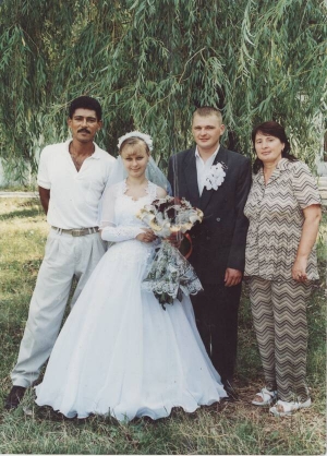 Одеситка Надія Красильникова (праворуч) з чоловіком кубинцем Ісааком Ромеро (ліворуч) на весіллі її племінника Олександра і його нареченої Антоніни у 2003 році