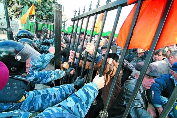 Чорнобильці виламують металевий паркан під Верховною Радою в Києві. Їх стримують бійці спецпідрозділу ”Беркут”. У вівторок люди вийшли під стіни парламенту протестувати щодо скасування пільг
