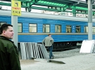 Пасажири на залізничному вокзалі Донецька ходять поміж металоконструкцій, з яких робітники складають навіси над пероном. 