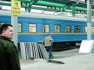 Пасажири на залізничному вокзалі Донецька ходять поміж металоконструкцій, з яких робітники складають навіси над пероном.