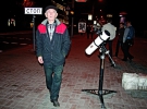 Астроном­любитель Леонід Корзун за п’ять гривень дає подивитися в телескоп на Місяць.  Каже, що хотів би мати такого ж розміру базуку й вдарити з неї по Верховній Раді