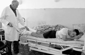 Завідувач травматологічного відділення Володимир Коротиш оглядає ноги Володимира Древаля. Зробив пацієнту операції на п’ятах