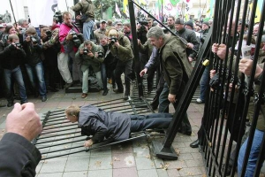 Чорнобильці та афганці ламають паркан і прориваються на подвір’я Верховної Ради. Четвер, 3 листопада