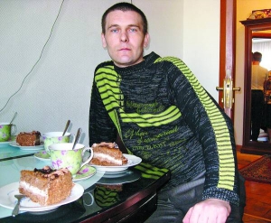 Валерій Горохолінський п’є чай із тортом у кабінеті свого адвоката у Хмельницькому. Чоловіка звинуватили у грабежах, яких він не вчиняв