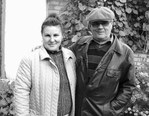 Василь Литовченко з дружиною Юлею на власному подвір’ї у місті Сміла на Черкащині. Він 12 років відсидів у колонії