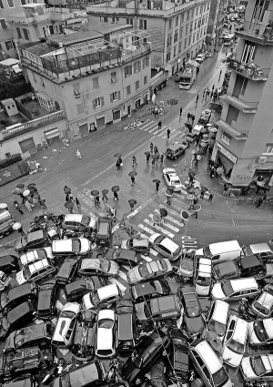 Потік води на вулицях Генуї зсунув докупи кілька десятків автомобілів. Біля пошкоджених машин ходять люди. Влада міста просить без потреби не виходити з будинків