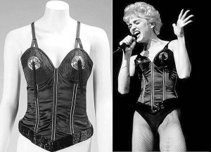 Корсет із позолоченими китицями, в якому поп-співачка Мадонна виступала в 1987 році, аукціонний дім ”Джуліенс” продав у жовтні за 70 тисяч доларів. Це вдесятеро дорожче очікуваної суми. Усього за 23 речі співачки вторгували понад 100 тисяч. Сама Мадонна часто відвідує блошині ринки. Купує старі меблі та одяг