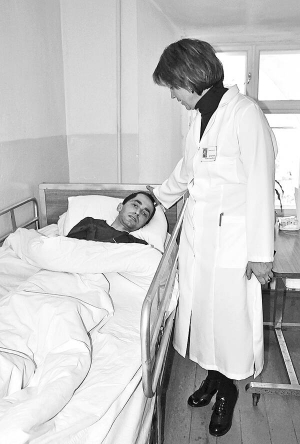 Надія Венгрин, директор Дубенського медичного коледжу на Рівненщині, відвідує наймолодшого пацієнта першого в області хоспісу Володимира Савчука. Він потрапив в аварію, паралізований