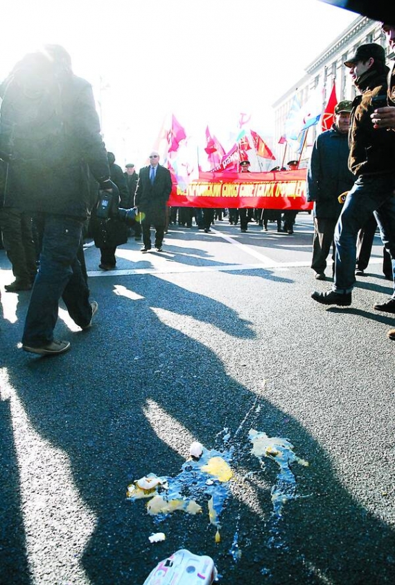 На асфальті вулиці Хрещатик у Києві лежать розбиті яйця. Ними 7 листопада ”свободівці” закидали колону комуністів, щоб не допустити маршу на честь Жовтневої революції