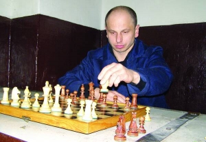 Андор Лук’янченко, якого засудили до довічного ув’язнення, грає в шахи сам із собою. Грати навчився у 2006 році