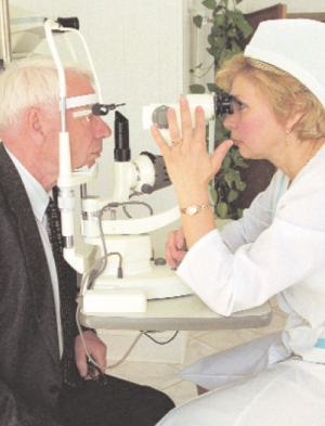 Медики радять що два–чотири роки обстежуватися в офтальмолога. У літніх людей зір найчастіше погіршується через катаракту, цукровий діабет, гіпертонію, ревматизм і СНІД