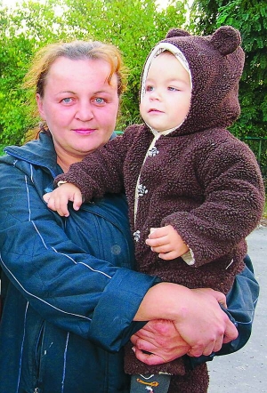 Олена Кулик із села Красилівка Козелецького району Чернігівщини з сином Максимом, 16 місяців. Через те, що не має реєстрації, жінка не змогла отримати допомогу на дитину
