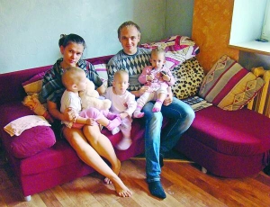 Максим та Ірина Василькови з доньками Анною, Марією та Вікторією у вітальні трикімнатної квартири, яку для них купила міська рада Черкас