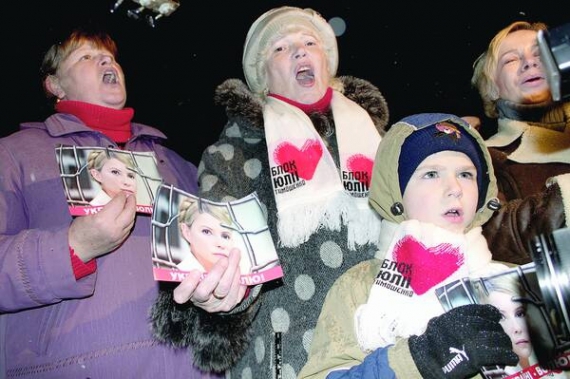 Прихильники екс-прем’єра Юлії Тимошенко прийшли під стіни столичного Лук’янівського слідчого ізолятора о 17-й годині 12 листопада. Саме тоді минуло 100 днів як її заарештували