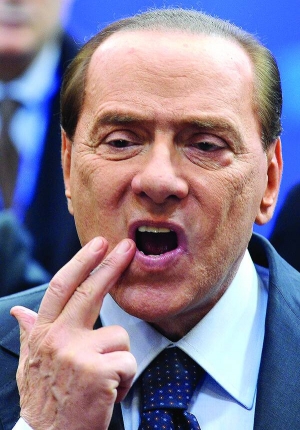 Прем’єр-міністр Італії Сільвіо Берлусконі виходить із саміту лідерів Євросоюзу. Після відставки його очікують суди за корупцію та секс із неповнолітніми