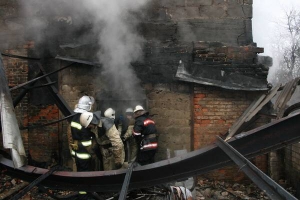 Рятувальники гасять пожежу на черкаській меблевій фабриці ”Адель”. Її власник оцінює збитки у 700 тисяч гривень