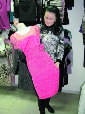 Продавець Варвара з магазину ”Модниця” в переході ”Злато місто” у Полтаві показує турецьку сукню за 500 гривень. Вона найдорожча в крамниці