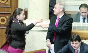 ”Нунсівка” Леся Оробець сперечається із ”литвинівцем” Олегом Зарубінським під час засідання Верховної Ради 17 листопада