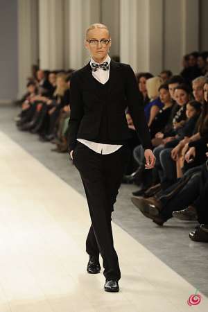 Модель демонстрирует одежду из коллекции Виктора Анисимова, осень-зима 2011/2012