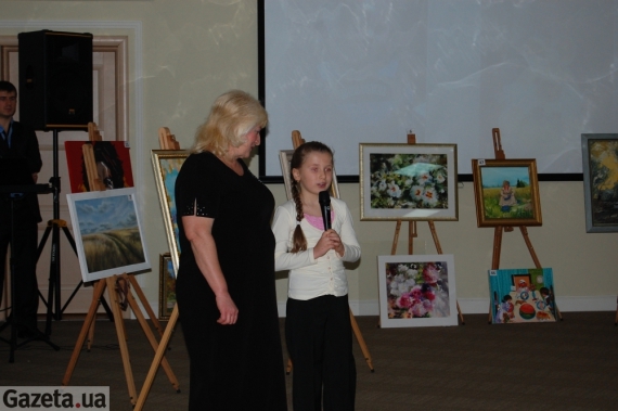Вероніка Шароварова зі своєю бабусею (минулого року дівчинці на такому ж аукціоні зібрали кошти на операцію)