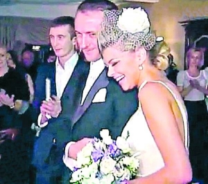 Репер Ларсон із дружиною Іриною Блохіною під час весілля у столичному ресторані ”Лео”. Молодята зустрічалися чотири місяці