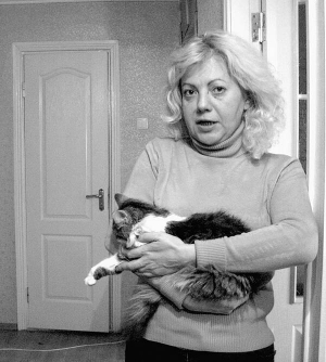 Вінничанка Наталія Мулаєва з кішкою Марусею у своїй двокімнатній квартирі №77 по провулку Карла Маркса, 12. Згідно з документами, помешкання їй не належить