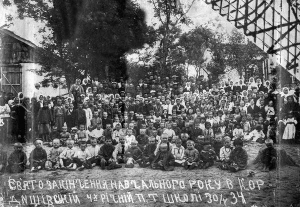 У травні 1934 року жителі села Кордишівка Вінницького району зібралися на свято останнього дзвоника в місцевій чотирирічці. 1932–1933-го у селі від голоду померли 60 людей. На фото посередині в білій сорочці з краваткою — директор школи Омелян Юрчак. Друга ліворуч на передньому плані сидить тоді 6-річна Галина Ячиченко. Вона досі живе в цьому селі. — Не пам’ятаю, як у нас зерно забирали, — розповідає 83-річна Галина Ячиченко. — Але добре помню, що торбинку бараболі мама в комин заховала. Та знайшли, бо все знаходили. Не хватало продуктів, щоб заплатити податок, то вєщі брали. У нас такий гарний кожух зі скрині дістали, рядно, хустку тернову. — Вимирали сім’ями: Дідурі, Дрозди, Марченки. Чотири їздових мінялися кожен день, вивозили за кладовище до ями мертвих або напівживих. Вони лежали скрізь — на вулицях, у хатах, на левадах, — розповідає завідувач музею села Микола Гармидер, 58 років. — Вижило наше село завдяки сушні. Було багатенно садків раніше. І все сушили: груші, яблука, сливи. 