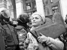 22 листопада, у річницю помаранчевої революції учасниця мітингу проходить повз шеренгу ”Беркуту” біля Головпоштамту на майдані Незалежності. Тримає валянки. Сім років тому Людмила Янукович, дружина нинішнього президента, розповідала, що ”на майдане стоят валеночки рядами — все везде американское! И горы оранжевых апельсин”