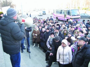 Підприємці центрального ринку 18 листопада прийшли до Полтавської міської ради. Вимагають у мера повернути ринок у приватну власність