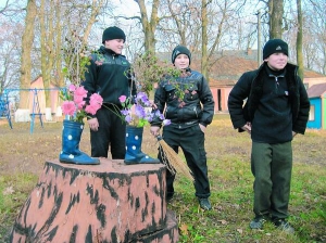 Шестикласники Лемешівської школи Руслан Кирилюк, Дмитро Довгий та Сергій Розбіцький (зліва направо) біля пам’ятника ”рятівним чобіткам”