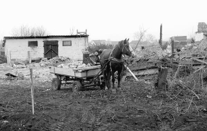 Житель села Микулинці Літинського району розбирає приміщення старої школи. На цьому місці мала стояти стільникова антена. Проти її встановлення проголосували депутати сільради