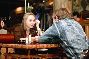 Анна Колесник і Павло Березін сидять у черкаському ресторані ”Вулкан”. За побачення з дівчиною хлопець заплатив 110 гривень