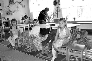 Дівчата зі старшої групи дитячого садка села Прилбичі Яворівського району готуються до обіднього сну у вівторок. Два роки тому через проблеми з теплом діти мусили спати у светрах