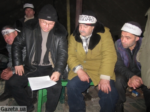 Чернобыльцы читают письмо, адресованное еврокомиссару