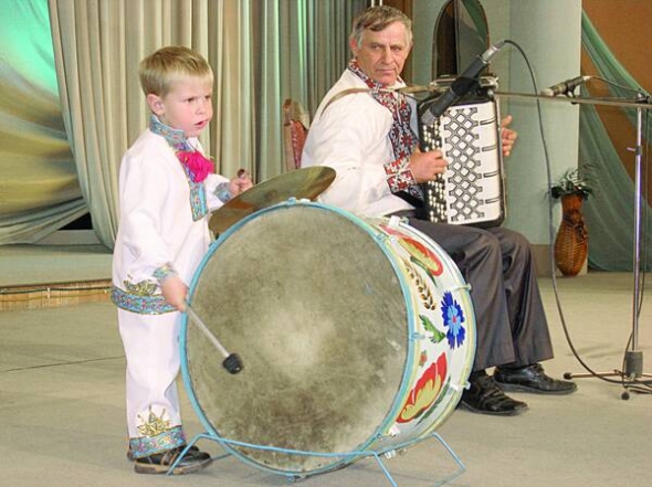 Валентин Моцний б’є у барабан під час концерту у Хмельницькому. Поруч його дід  Володимир Душко грає на баяні. Свій дует вони назвали ”А ми удвох”