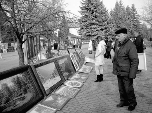 Відпочивальники санаторію ”Трускавець” розглядають картини художників у центральному парку міста Трускавець Львівської області. Міські депутати хочуть перенести торгівлю на базар