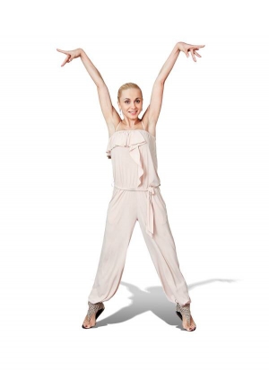 Лілія РЕБРИК, акторка, телеведуча, 30 років. Народилася в місті Чернівці. Майстер спорту з художньої гімнастики. 2001-го закінчила Київський університет театру, кіно й телебачення. Тепер викладає там пластику. Акторка столичного Молодого театру. Вела програму "Прогноз погоди", шоу "Танцюють всі", передачу "Неймовірні історії кохання" на телеканалі СТБ. Стала другою в шоу "Танці із зірками" в парі з Андрієм Диким. Любить мости, висоту й швидкість. Незаміжня