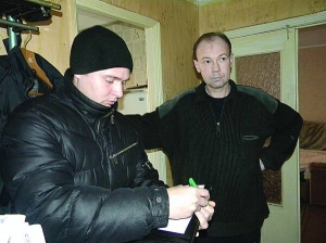 Державний виконавець Анатолій Луценко описує майно в квартирі Володимира Кузнецова з Гадяча. Чоловік винен за тепло 4150 гривень