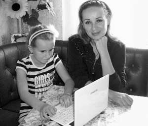 Черкащанка Леся Мережко сидить на кухні поруч із донькою. Через рідкісну хворобу синдром Бадда-Кіарі їй пересадили печінку