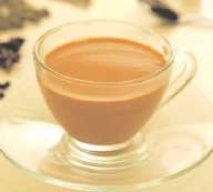 Традиційний індійський масала-чай заварюють із суміші чорного чаю та спецій. П’ють із цукром та молоком