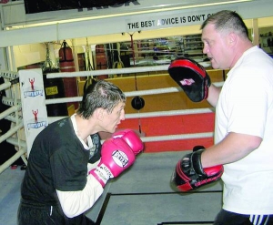 Станіслав Мердов (ліворуч) готується до поєдинку проти Кріса Джона