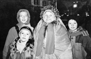 Параска Королюк під час помаранчевої революції святкує Новий 2005 рік на майдані Незалежності. Вона померла торік, 26 листопада